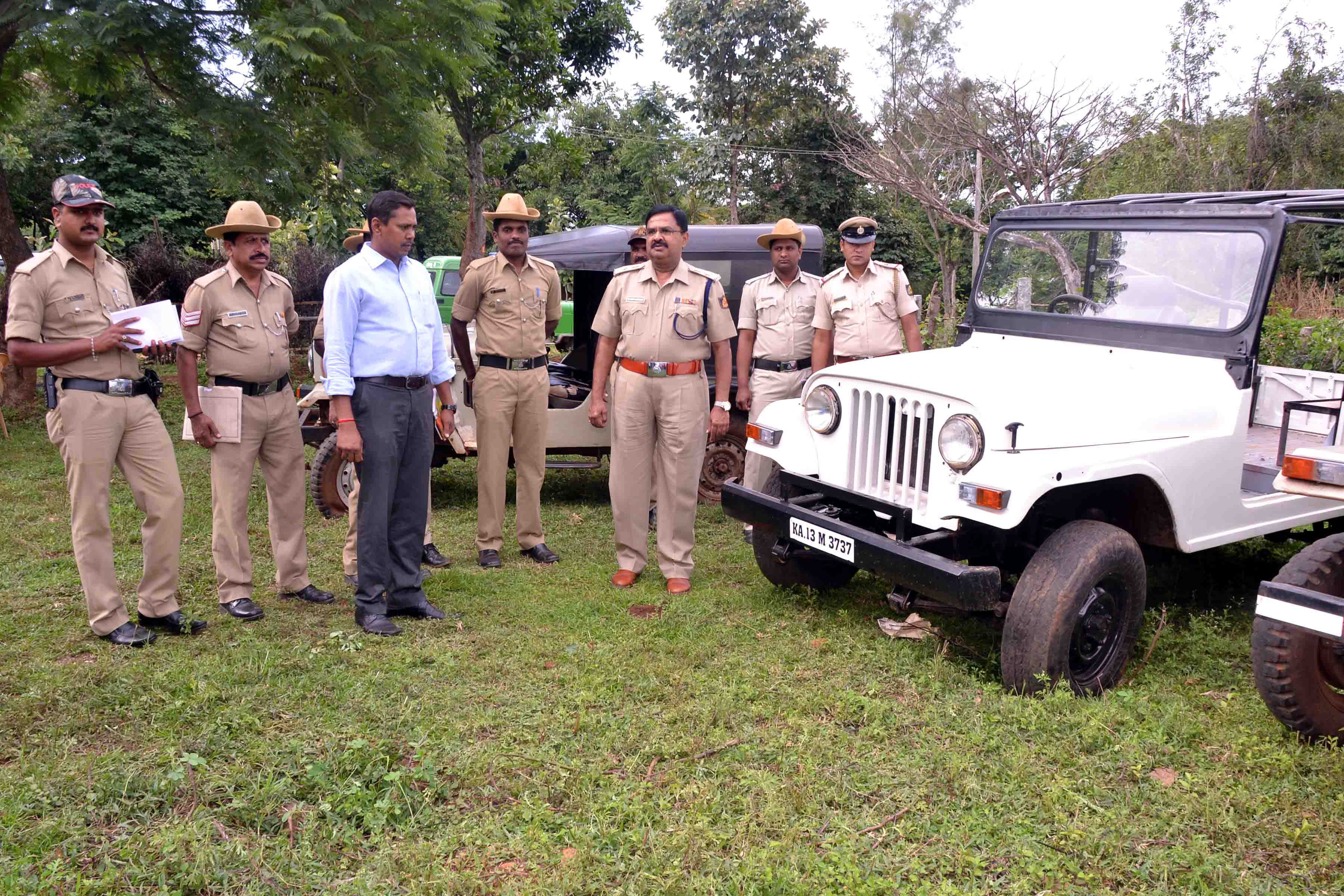 ಕಳ್ಳತನದ ಜೀಪುಗಳಿಗೆ ನಕಲಿ ದಾಖಲೆ ಸೃಷ್ಟಿ ಜಾಲ; ಮೂವರು ಆರೋಪಿಗಳ ಬಂಧನ: 10 ಜೀಪುಗಳ ವಶ